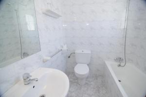圣安东尼奥罗萨莉娅旅馆的白色的浴室设有卫生间和水槽。