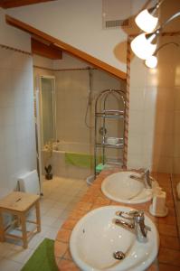 奥蒂塞伊Villa Valtoi的浴室配有2个盥洗盆和1个浴缸。