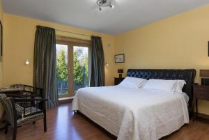 戈尔韦吉尔布瑞食宿酒店的一间卧室设有一张大床和一个窗户。