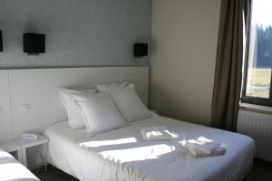 La Cluse et Mijoux约克斯城堡酒店的卧室配有白色的床和2条毛巾