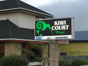 哈韦拉Kiwi Court Motel的大楼前的 ⁇ 猴桃汽车旅馆标志