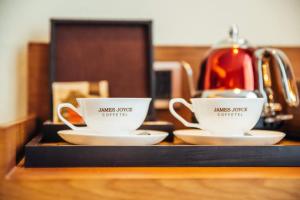 珠海喆·啡酒店珠海横琴长隆店的茶壶,柜台上放两个咖啡杯