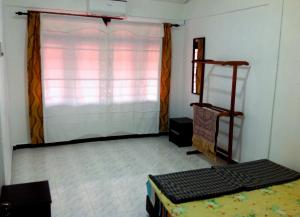 哥打巴鲁哥打巴鲁努尔穆斯林民宿度假屋的客房设有窗户和一张床