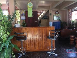 迈萨良趣客瓦萨纳旅馆的一间理发店,在一间房间里设有两个酒吧凳子