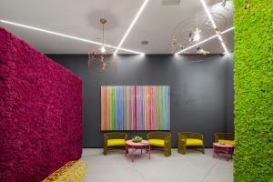 伊维萨镇南伊维萨公寓式酒店的一间设有椅子和彩色墙壁的房间