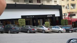突尼斯哥扎娜公寓的停在商店前的一群汽车