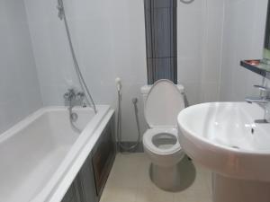 七岩七岩SP公园酒店的白色的浴室设有卫生间和水槽。