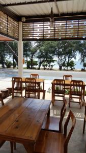 班佩罗永黄色小屋住宿加早餐旅馆的配有大窗户的客房内的一张木桌和椅子