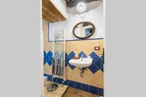 拉波拉诺泰尔梅Armaiolo Relax的一间带水槽和镜子的浴室