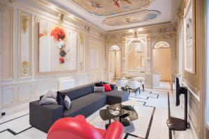 阿利坎特萨尔维特宫套房公寓 的客厅配有沙发和桌子
