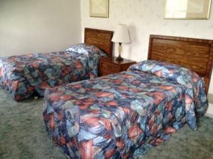 布什基尔伊戈乡村小木屋度假村的酒店客房,设有两张床和一盏灯