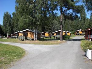 MoelvSteinvik Camping的一条通往一组小屋的砂石路