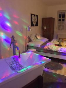 蒂豪尼蒂豪尼维多利亚公寓的客房设有两张床和一个带灯光的浴缸。