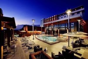 阿尔伯克基伊斯莱塔赌场度假酒店的酒店庭院设有游泳池和桌椅