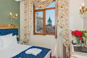 伊斯坦布尔Galatower Hotel的一间卧室设有一张床和一个窗口