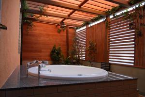 岐阜岐阜水门情趣酒店（仅限成人）的设有带大浴缸的浴室。