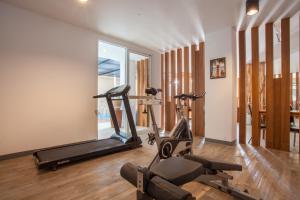 清迈我们的清迈布里扎酒店的健身房设有2辆健身自行车和镜子