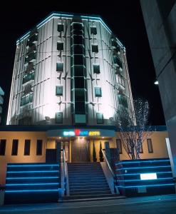 Seto金星丽兹酒店（仅限成人入住）的一座大型建筑,在晚上前有楼梯