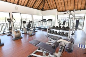 雪邦Avani Sepang Goldcoast Resort的健身房设有数台跑步机和健身器材