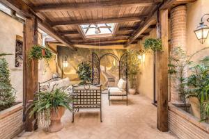 罗马圣卡利斯托酒店的室内庭院种有植物,设有天窗