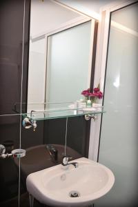 康提梅里兰卡城市酒店的一间带水槽和镜子的浴室