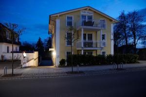 奥斯赛拜-塞林吕根岛别墅酒店的夜幕降临的城市街道上
