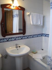 圣胡安德普兰卡萨安妮塔酒店的浴室配有盥洗盆、镜子和浴缸