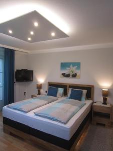 阿特尔高地区圣格奥尔根福鲁兹特克斯佩舍基布雷尔住宿加早餐旅馆的一间卧室配有一张带蓝色枕头的大床