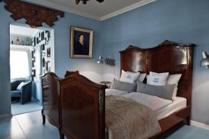 韦斯特兰Boutique Hotel Haus Noge Sylt - Kapitaenshaus strandnah的一间卧室配有一张带蓝色墙壁的大床