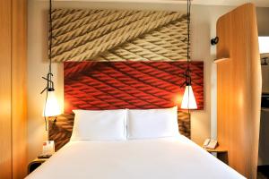 阿姆斯特丹史基浦机场宜必思酒店客房内的一张或多张床位