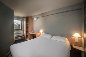 ibis Carcassonne Centre - La Cité客房内的一张或多张床位