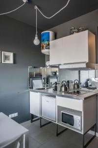 大塔拉哈尔Fuerteventura in Loft的厨房配有白色橱柜和台面