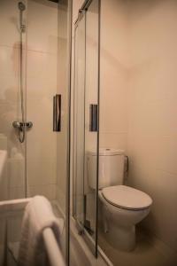 大塔拉哈尔Fuerteventura in Loft的一间带卫生间和淋浴的浴室
