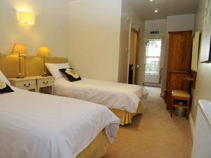 彭里斯Bannerdale的酒店客房设有两张床和窗户。