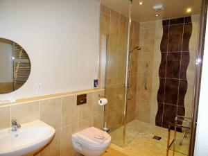 彭里斯Bannerdale的带淋浴、卫生间和盥洗盆的浴室