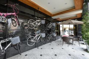 台中市香富大饭店的挂在墙上的一群自行车
