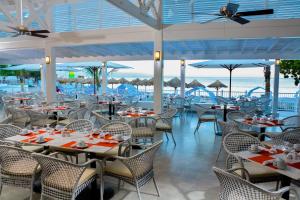 Grand Decameron Cornwall Beach, A Trademark All-Inclusive Resort餐厅或其他用餐的地方