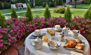 威尼斯Hotel Olimpia Venice, BW Signature Collection 3sup的一张桌子,早餐包括羊角面包和橙汁