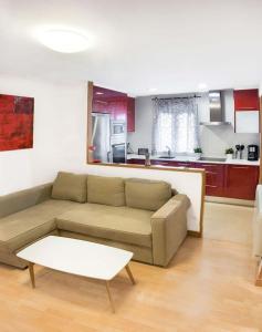 维多利亚-加斯特伊兹Apartamento Vitoria的带沙发的客厅和厨房