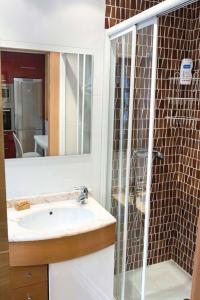 维多利亚-加斯特伊兹Apartamento Vitoria的一间带水槽和玻璃淋浴的浴室