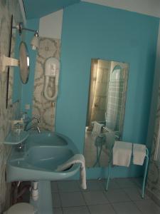 昂古莱姆帕莱斯酒店的蓝色的浴室设有水槽和镜子