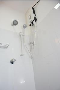 康提梅里兰卡城市酒店的带淋浴的浴室