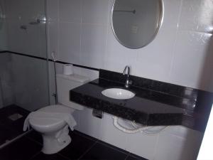 尤西德福拉Majestic Hotel的一间带水槽、卫生间和镜子的浴室