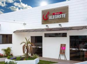 阿莱格雷特Hotel Alegrete的上面有自由派集合标志的白色建筑