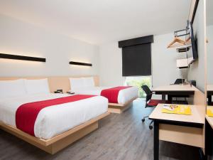 圣地亚哥圣地亚哥机场城市快捷酒店的酒店客房配有两张床和一张书桌