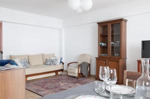 克雷尼察Apartament BB的客厅配有沙发和带酒杯的桌子
