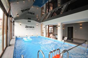 韦巴斯特拉托斯住宿加早餐旅馆的大楼内的大型室内游泳池