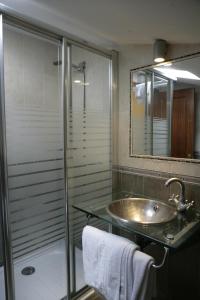 纳隆河畔穆罗斯艾帕祖酒店的一间带水槽和玻璃淋浴的浴室