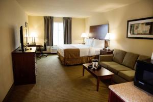 KnoxvilleCobblestone Hotel & Suites - Knoxville的酒店客房,配有床和沙发