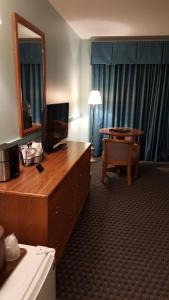 基灵顿瀑布洛奇酒店的酒店客房配有带镜子的书桌和桌子